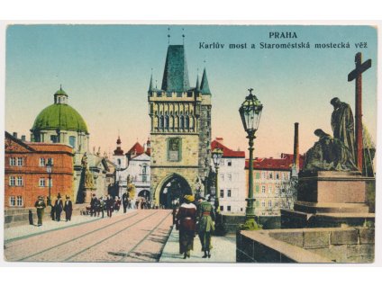 49 - Praha, oživený Karlův most a Staroměstská mostecká věž, cca 1916