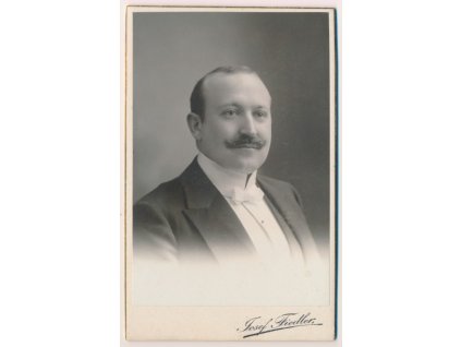 Čechy, portrétové foto muže, atelier Fiedler, rozměr 10,5x6,5cm, cca 1898, luxusní stav