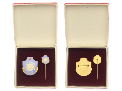 ČSSR, AE odznak Zasloužilý pracovník VHJ Zbrojovka, zavírací jehla, miniatura, etue, stav 1/1