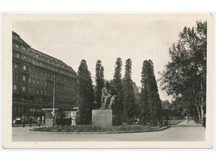 Slovensko, Bratislava, Hviezdoslavov pomník, Hotel Carlton, cca 1950