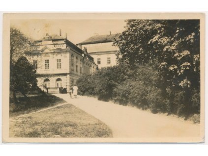 40 - Nymbursko, Lysá nad Labem, oživená partie před zámkem, cca 1950