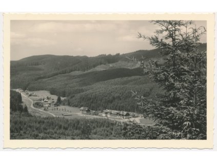 16 - Frýdeckomístecko, Bílá, celkový pohled na obec, cca 1945