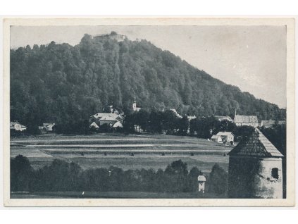 16 - Frýdeckomístecko, Hukvaldy, pohled na obec a hrad, cca 1939