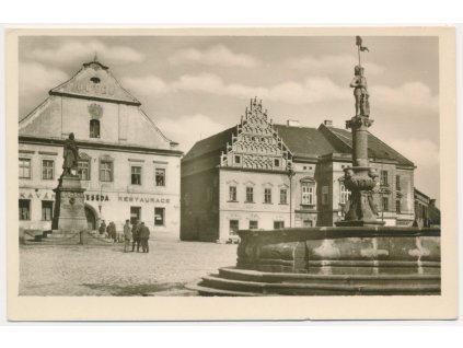 64 - Tábor, oživené náměstí před restaurací Beseda, cca 1950