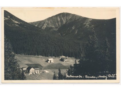 66 - Trutnovsko, Modrý Důl, pohled na osadu a boudu, cca 1946