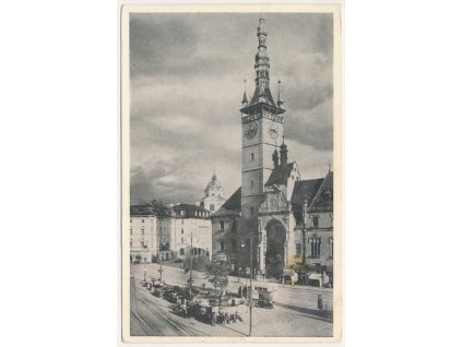 41 - Olomouc, oživená partie s autobusem před radnicí, cca 1943