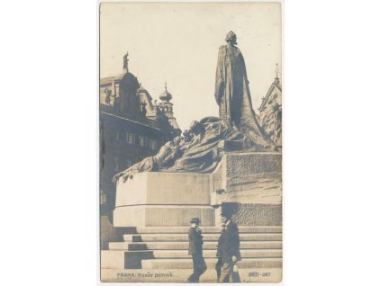 49 - Praha, oživená partie před pomníkem J. Husa, cca 1915