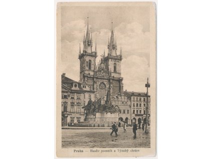 49 - Praha, oživená partie před Týnským chrámem, Husův pomník, cca 1922
