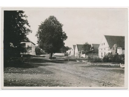 27 - Kladensko, Bratronice, partie z návsi, cca 1929