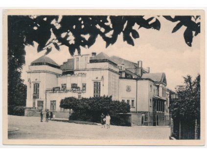 27 - Kladno, oživená partie před Městským divadlem, cca 1944