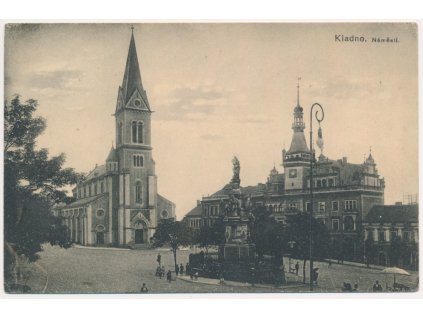 27 - Kladno, oživené náměstí s kostelem, cca 1921
