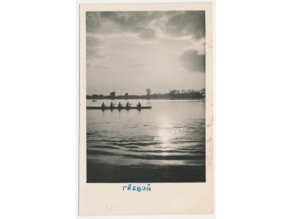 24 - Jindřichohradecko, Třeboň, veslaři na rybníku Svět, cca 1942