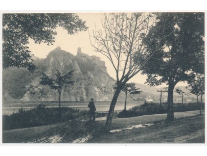 69 - Ústí nad Labem, Střekov, oživená partie u řeky pod hradem, cca 1920