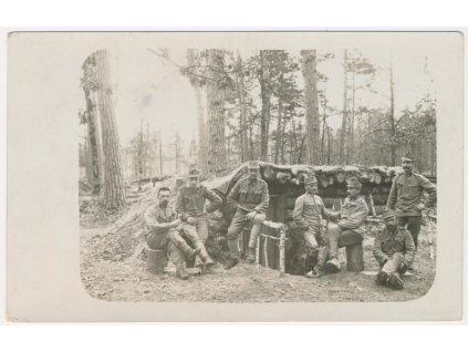 Vojenská, foto vojáků v lese při odpočinku, cca 1915