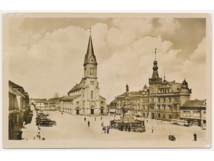 27 - Kladno, oživené náměstí, cca 1950