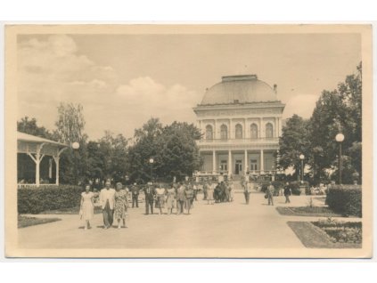 08 - Chebsko, Františkovy Lázně, oživená partie před Společenským domem, 1954