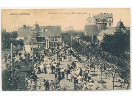 40 - Nymbursko, Poděbrady, oživená promenáda při koncertu, cca 1913