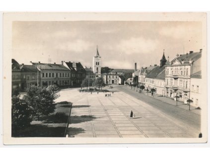 57 - Rychnovsko, Týniště nad Orlicí, pohled na oživené náměstí, cca 1945