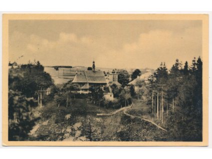 57 - Rychnovsko, Liberk, pohled na obec, dřevěný kostel sv. Petra a Pavla, cca 1953