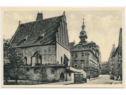 49 - Praha, Synagoga, oživená partie s automobilem, cca 1930