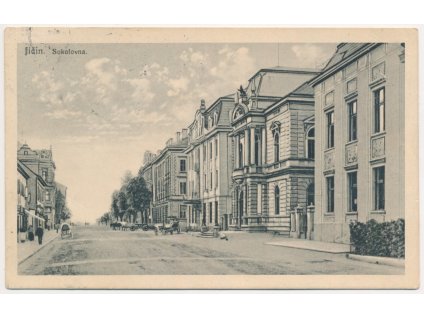 22 - Jičín, Sokolovna, oživená ulice, cca 1922
