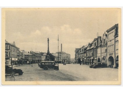 38 - Náchodsko, Jaroměř, oživená partie z náměstí s automobily, cca 1945