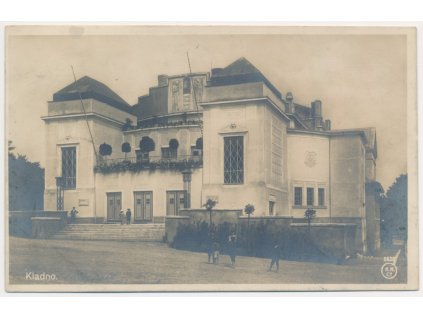 27 - Kladno, oživená partie před divadlem, cca 1914