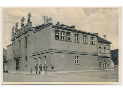 27 - Kladensko, Slaný, oživená partie před Sokolovnou, cca 1943