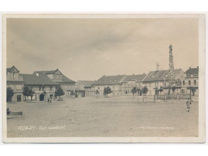 27 - Kladensko, Velvary, oživená část náměstí, nákl. F. Němec, cca 1925