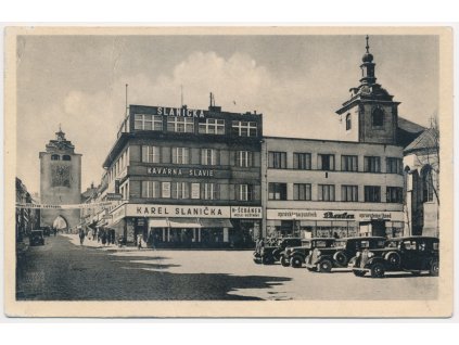 02 - Beroun, Kavárna Slavie, náměstí s automobily, cca 1940