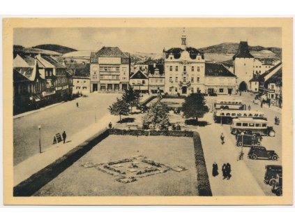 02 - Beroun, pohled na oživené náměstí, autobusy, automobily, cca 1948