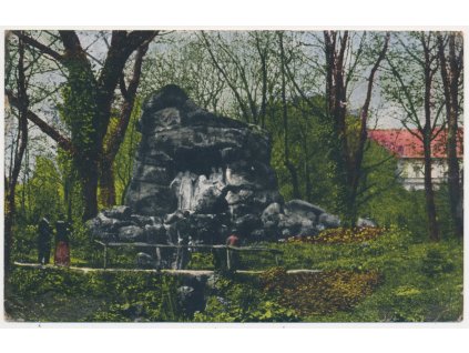 49 - Praha, oživená partie u pomníku J. Zeyera, cca 1920