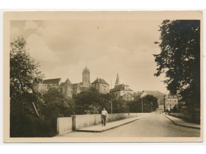 59 - Sokolovsko, Loket, oživená partie z města pod hradem, cca 1950