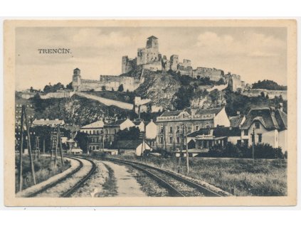 Slovensko, Trenčín, pohled na hrad od železniční trati, cca 1930
