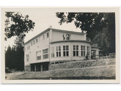 57 - Rychnov nad Kněžnou, letní zátiší Studánka, oživená partie, cca 1930