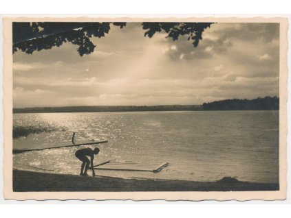 24 - Jindřichohradecko, Třeboň, oživená partie u rybníku Svět, cca 1945