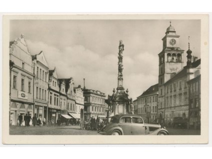 24 - Jindřichohradecko, Třeboň, oživená partie z náměstí s automobilem, 1951