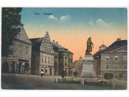 64 - Tábor, oživené náměstí, partie u pomníku, cca 1919