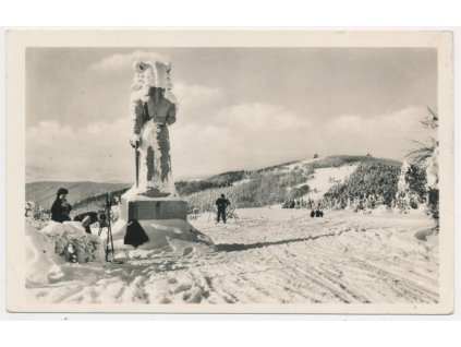 39 - Novojičínsko, Socha Radegast na Radhošti, oživená partie, cca 1944