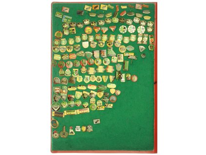 ČSSR, sestava cca 280 ks podnikových odznaků na plstěné podložce cca A4