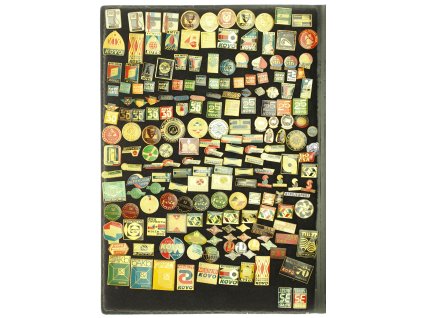 ČSSR, sestava cca 410 ks podnikových odznaků na plstěné podložce cca A4