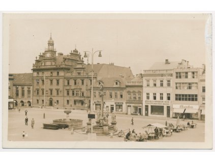 29 - Kolín, oživené náměstí s trhy, cca 1945
