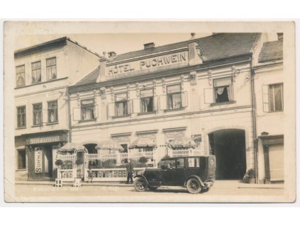 57 - Rychnov nad Kněžnou, Hotel Puchwein, oživená partie s automobilem, cca 1945, vada - lom v růžku
