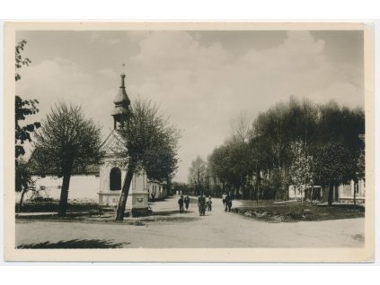 31 - Kutnohorsko, Habrkovice, oživená partie u kapličky, cca 1952