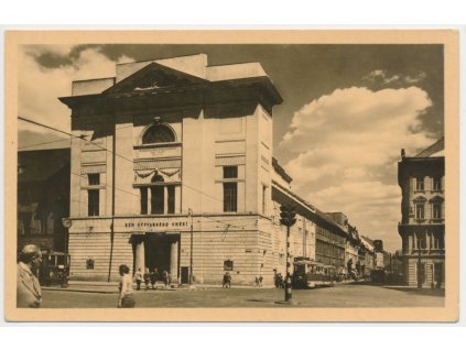 49 - Praha, oživená partie před Domem výtvarného umění, cca 1957