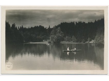 57 - Rychnov nad Kněžnou, oživená partie na Ivanském jezeře ve Včelném, cca 1935