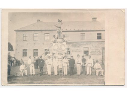 Hasiči, Skupinové foto hasičského sboru na soutěži, cca 1930