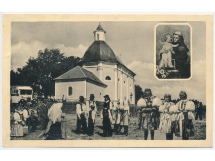 18 - Hodonínsko, Blatnice pod Svatým Antonínkem, oživená partie u kostela, 1948