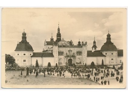 54 - Příbramsko, Svatá Hora, oživená partie před poutním místem, cca 1950