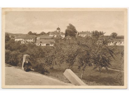 01 - Benešovsko, Postupice, poživená partie s pohledem na obec, cca 1930